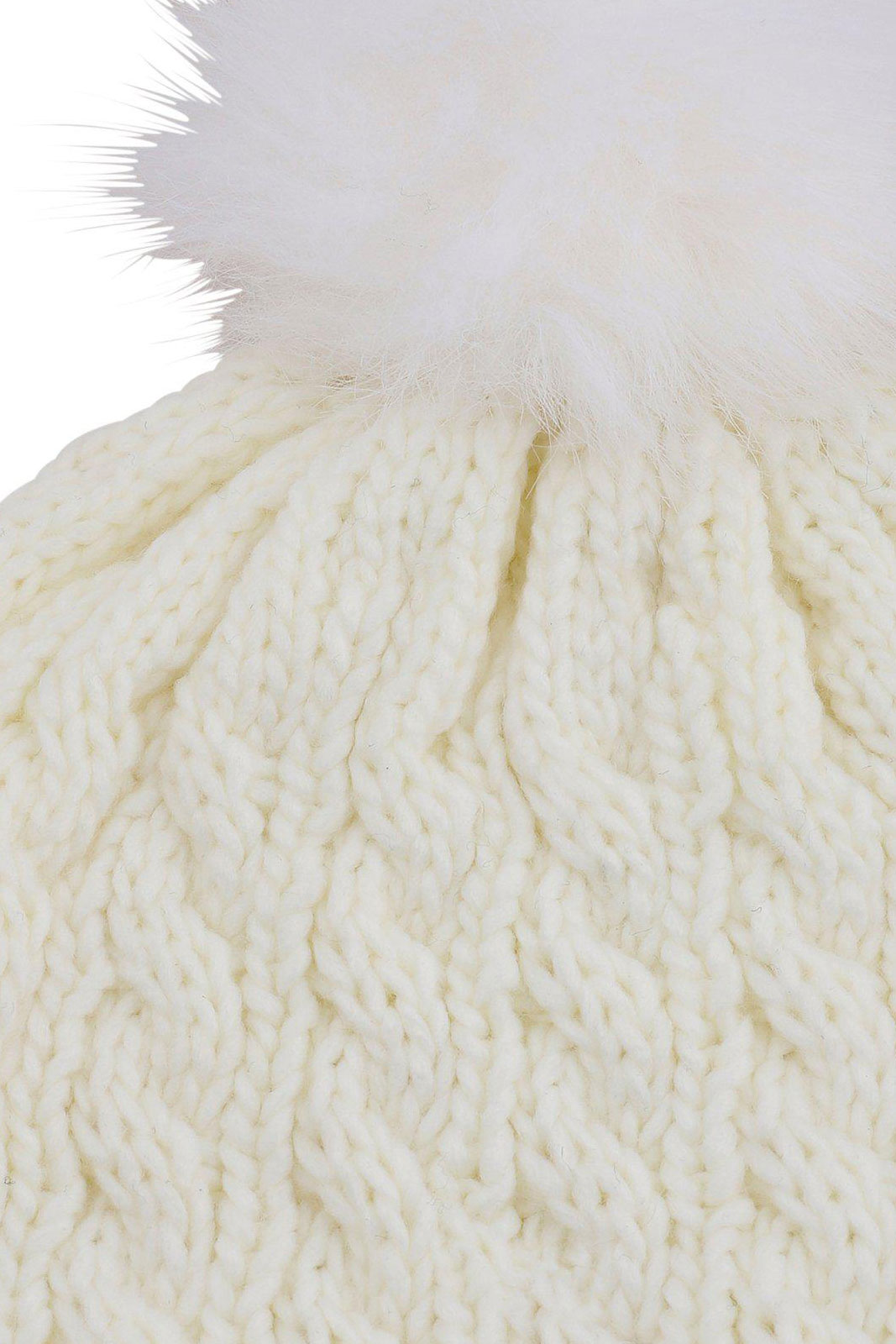 Stickad barnmössa med pompom